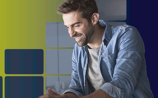 Homem sorrindo usando o aplicativo